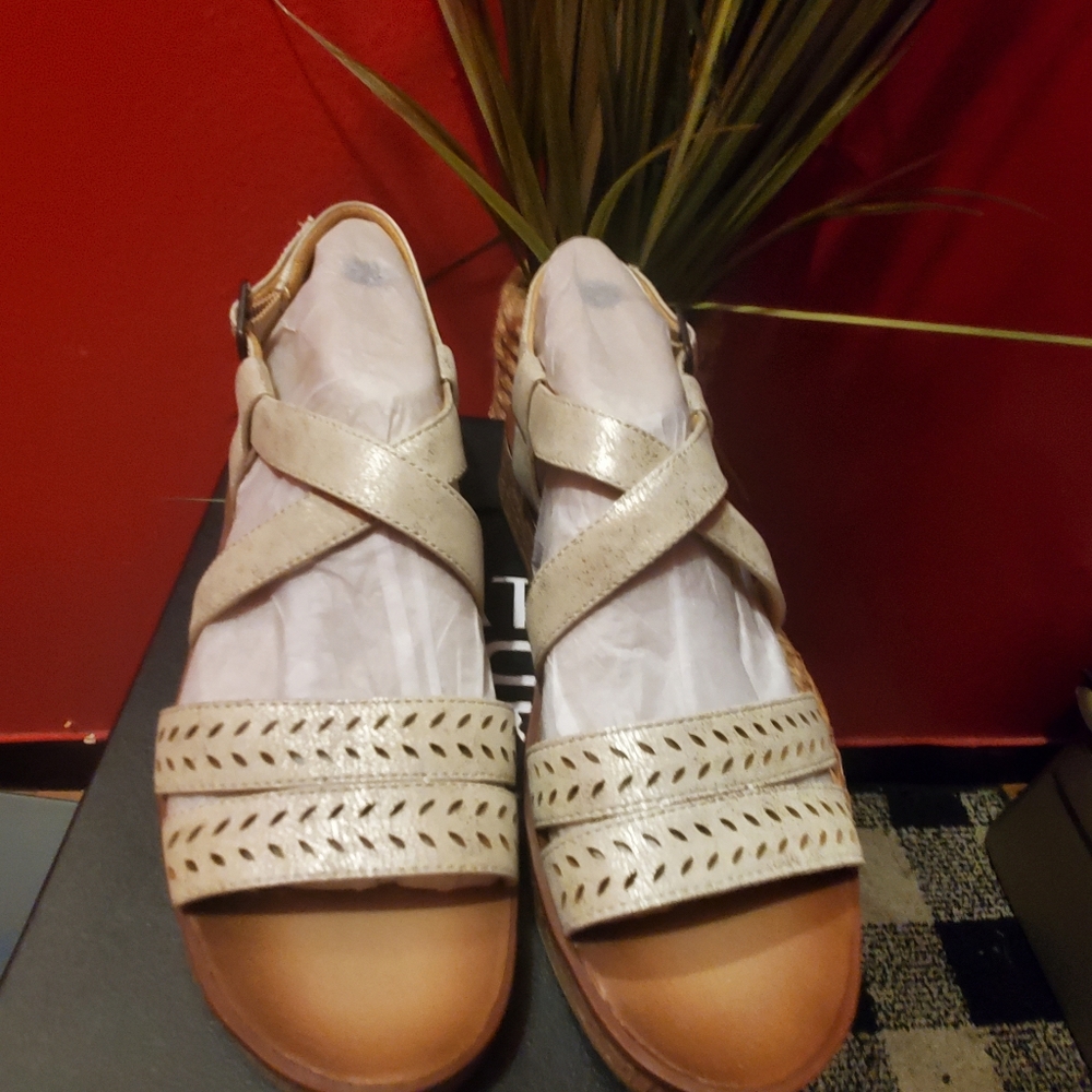 Women sandals